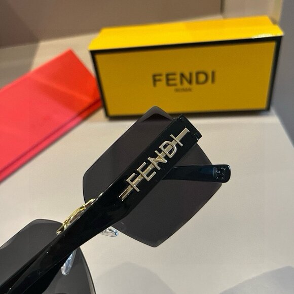 FENDI FF Logo Oversize Sunglasses - Picture 7 of 9
